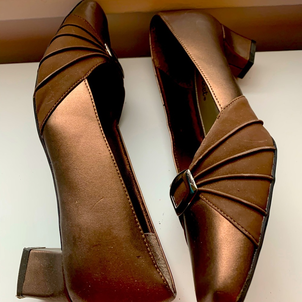 Dress shoes 8 WW Easy Street bronze